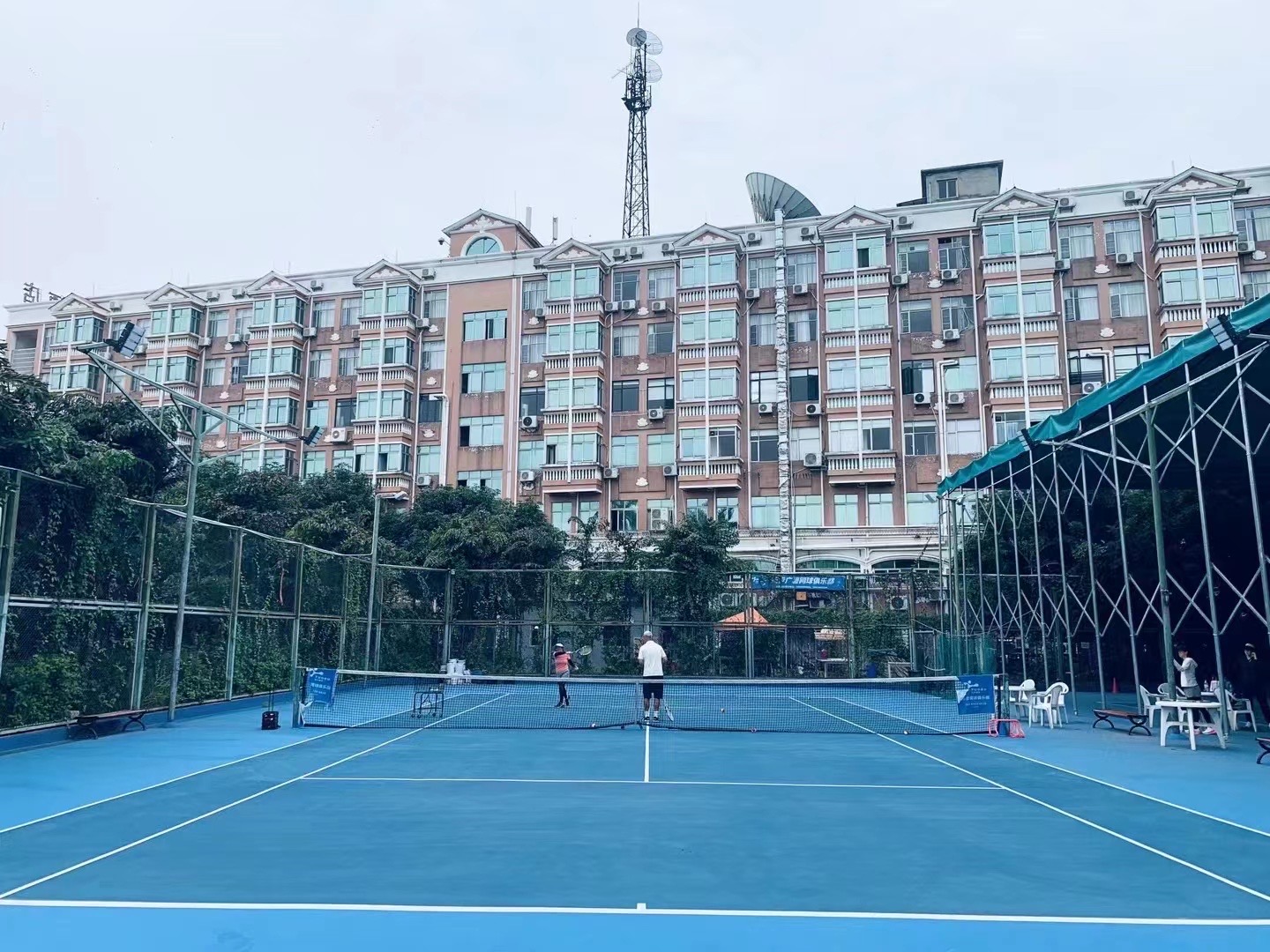 Plus网球俱乐部 广州碧桂园校区网球场照片2。Plus网球俱乐部 广州碧桂园校区位于广东省广州市番禺区维也纳酒店入口左侧(南浦地铁站D口步行480米)，可在网球地图查看广州市网球场订场方式。提供室外场、硬地场、室内场等场地。场馆设施包括洗手间、饮…